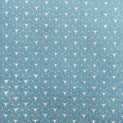Blauer Hintergrund mit einem sich wiederholenden weißen geometrischen Sternenmuster, gedruckt auf nachhaltigem Papier von ☆ – ideal als stilvolles Geschenkpapier oder für kreative Projekte. Inspiriert von der traditionellen nepalesischen Papierkunst.