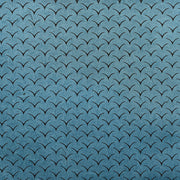 Blauer Hintergrund mit kleinen schwarzen, V-förmigen Linien in einem Raster – ideal als Geschenkpapier oder für Bastelarbeiten. Entscheiden Sie sich für nachhaltiges Papier wie Nepalpapier von ☆, wenn Sie eine umweltfreundliche Variante suchen.