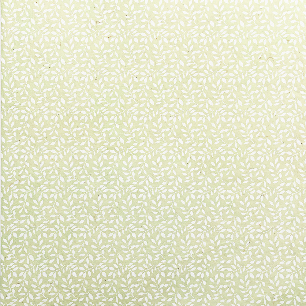 Hellgrüner Hintergrund mit einem dezenten weißen Blattmuster, das sich über die gesamte Fläche wiederholt, hergestellt aus nachhaltigem Papier für umweltfreundliches Geschenkpapier von ☆.