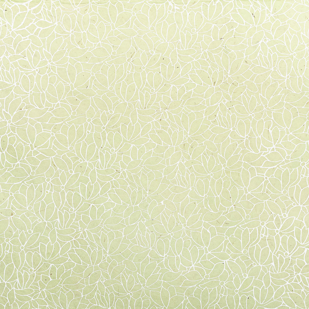 Hellgrüner Hintergrund mit einem zarten, weißen, abstrakten Blattmuster – ideal zum Verpacken von Geschenken und hergestellt aus nachhaltigem Papier von ☆.