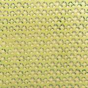 Das ☆-Markenzeichen zeigt grüne und beige fächerförmige Blätter auf hellgelbem Hintergrund, was ihm eine strukturierte Optik verleiht – ideal für Geschenkverpackungen mit Nepal-Papier oder anderen nachhaltigen Materialien.