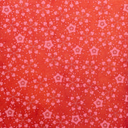 ☆ Rotes Nepalpapier mit einem sich wiederholenden rosa Blumen- und Geometermuster in einem symmetrischen, aufwendigen Design – ideal zum Verpacken von Geschenken und aus nachhaltigem Papier hergestellt.