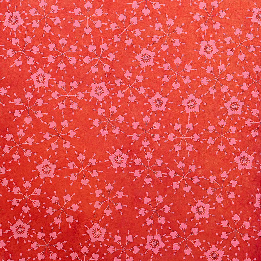☆ Rotes Nepalpapier mit einem sich wiederholenden rosa Blumen- und Geometermuster in einem symmetrischen, aufwendigen Design – ideal zum Verpacken von Geschenken und aus nachhaltigem Papier hergestellt.