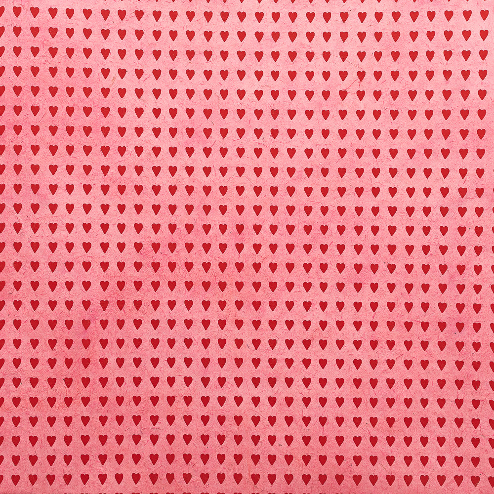 Kleine rote Herzchen, die in gleichmäßigen Abständen auf einem rosa Hintergrund angeordnet sind, verleihen diesem ☆ Geschenkpapier seinen besonderen Charme. Gedruckt auf nachhaltigem Papier für einen umweltfreundlichen Touch.