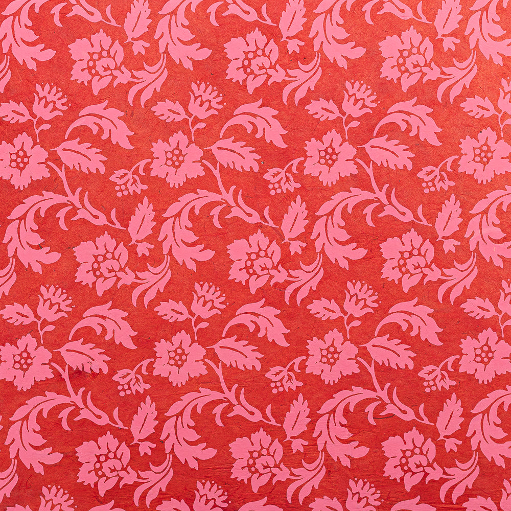 Ein durchgehendes rosa Blumen- und Blattmuster auf rotem Hintergrund, inspiriert von Wildblumen Papier, sorgt für dekoratives Geschenkpapier. Marke: ☆.