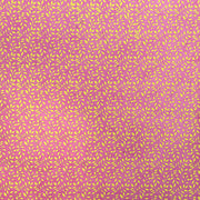 ☆ Rosa Hintergrund mit einem sich wiederholenden Muster aus kleinen gelben Blättern – ideal zum nachhaltigen Verpacken von Geschenken mit umweltfreundlichem Papier wie Nepalpapier.