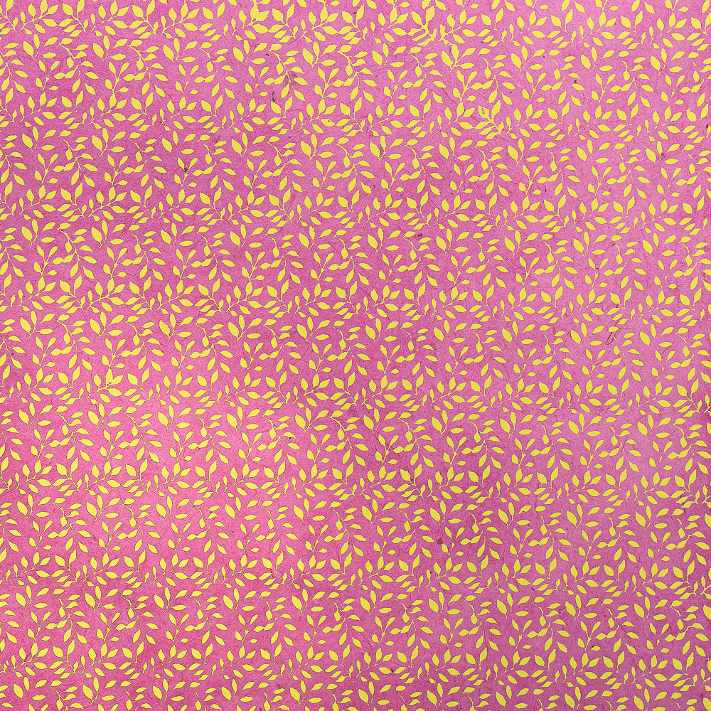 ☆ Rosa Hintergrund mit einem sich wiederholenden Muster aus kleinen gelben Blättern – ideal zum nachhaltigen Verpacken von Geschenken mit umweltfreundlichem Papier wie Nepalpapier.