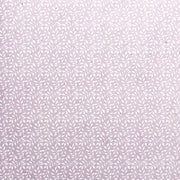 Hellvioletter Hintergrund mit einem sich wiederholenden weißen Blatt- und Rankenmuster von ☆, ideal als nachhaltiges Papier oder elegantes Geschenkpapier.