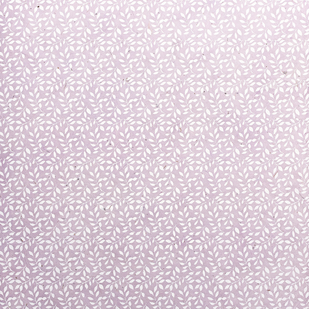 Hellvioletter Hintergrund mit einem sich wiederholenden weißen Blatt- und Rankenmuster von ☆, ideal als nachhaltiges Papier oder elegantes Geschenkpapier.