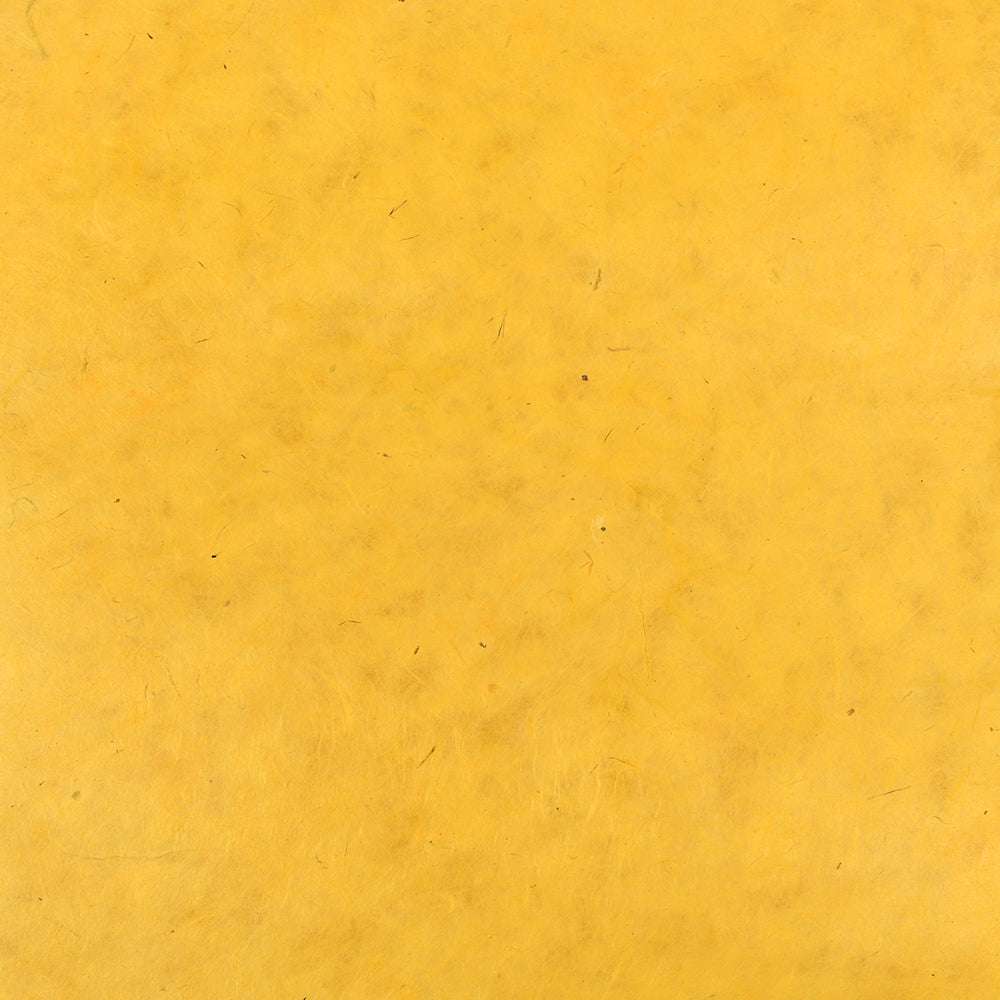 Gelbes strukturiertes Nepalpapier von ☆, mit feinen Fasern und einzigartigen Unregelmäßigkeiten - ideal für Buchbinden oder Geschenkverpackungen.
