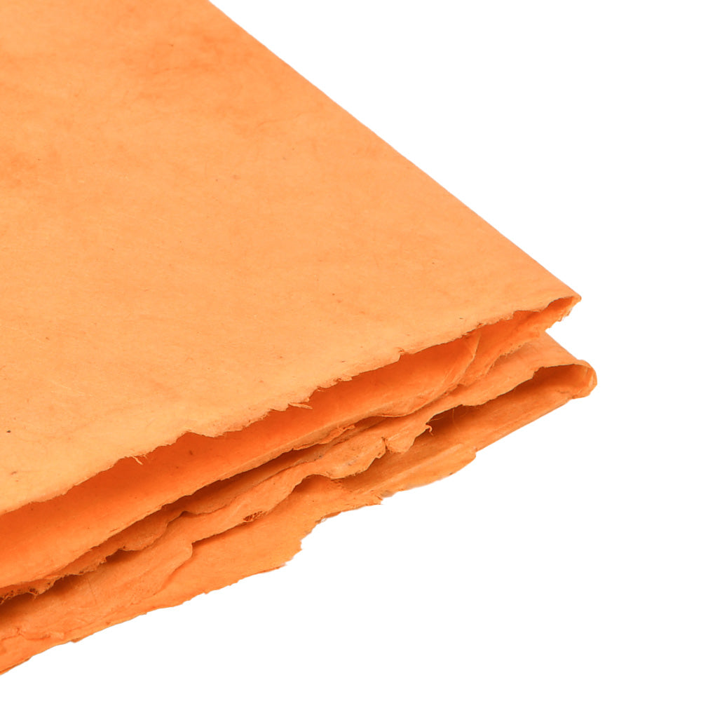 Stapel ☆ strukturierter, handgefertigter Blätter aus Nepalpapier Orange mit rauen Kanten - ideal für Buchbinden oder Geschenke Verpacken - auf einem weißen Hintergrund.