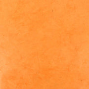 Orangefarbenes, strukturiertes Nepalpapier mit subtilen natürlichen Spuren und kleinen dunklen Flecken - ideal für Bastelarbeiten oder zum Verpacken von Geschenken.