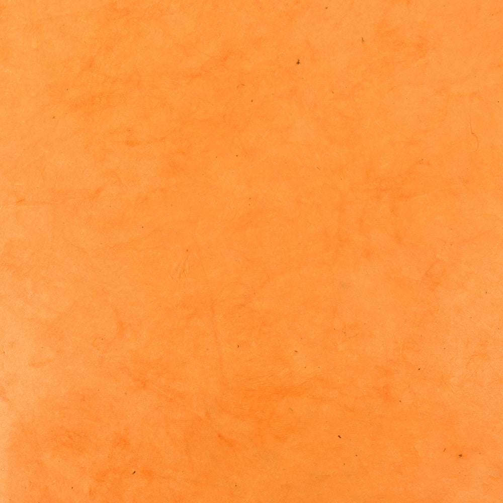 Orangefarbenes, strukturiertes Nepalpapier mit subtilen natürlichen Spuren und kleinen dunklen Flecken - ideal für Bastelarbeiten oder zum Verpacken von Geschenken.