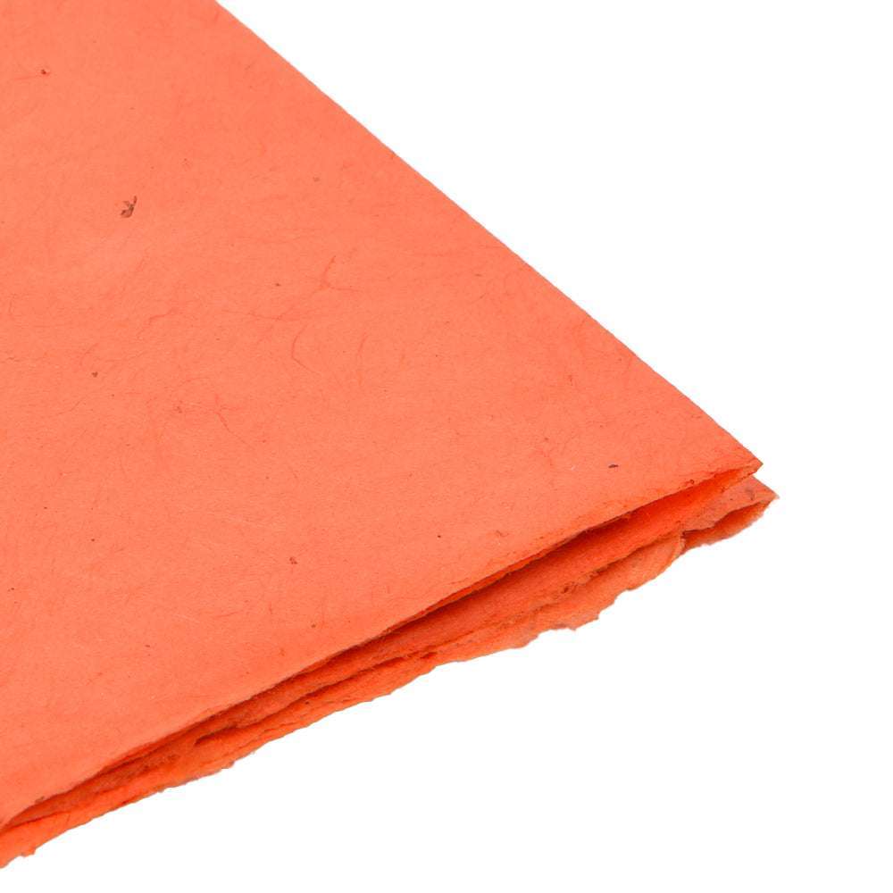 Drei Blätter ☆ strukturiertes orangefarbenes Nepalpapier, handgeschöpft und leicht überlappend, sind auf einem weißen Hintergrund gestapelt.