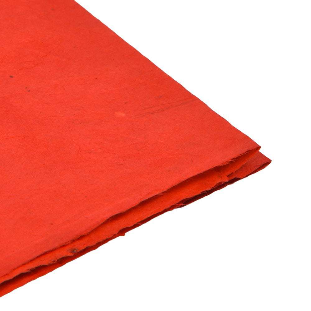 Eine Nahaufnahme von ein paar Blättern ☆ strukturiertem Nepalpapier auf weißem Hintergrund, perfekt für Buchbinden oder Geschenke verpacken.