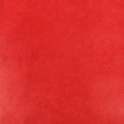 Einfarbig rotes Nepalpapier von ☆ mit strukturierter Oberfläche, dezenten Farbunterschieden und schwachen Abdrücken - ideal zum Buchbinden oder Geschenkverpacken.