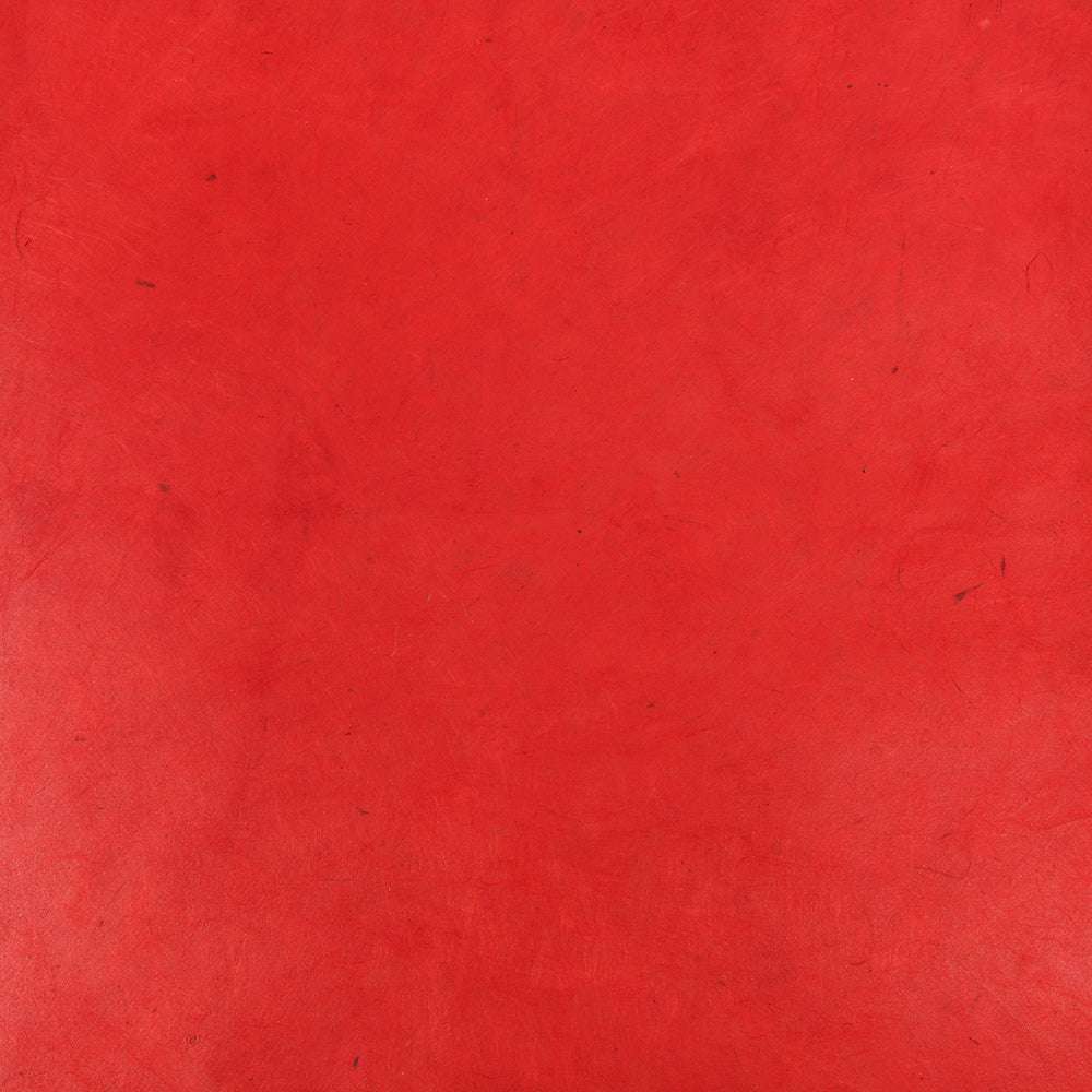 Einfarbig rotes Nepalpapier von ☆ mit strukturierter Oberfläche, dezenten Farbunterschieden und schwachen Abdrücken - ideal zum Buchbinden oder Geschenkverpacken.