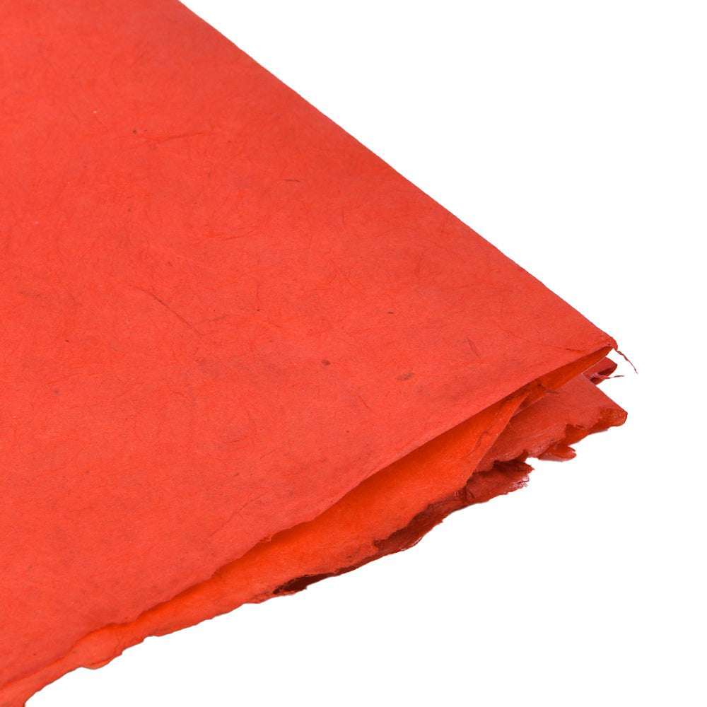 Eine Nahaufnahme von mehreren Blättern ☆ strukturiertem rotem Nepalpapier auf weißem Hintergrund - perfekt für Geschenke verpacken oder Buchbinden.