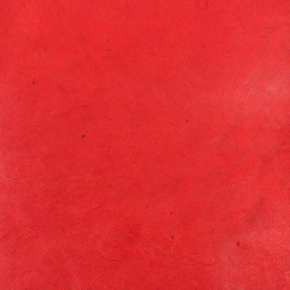 Ein leuchtend rotes Nepalpapier mit feinen Kratzern und dunklen Flecken, ideal zum Verpacken von Geschenken oder zum Buchbinden. Marke: ☆.