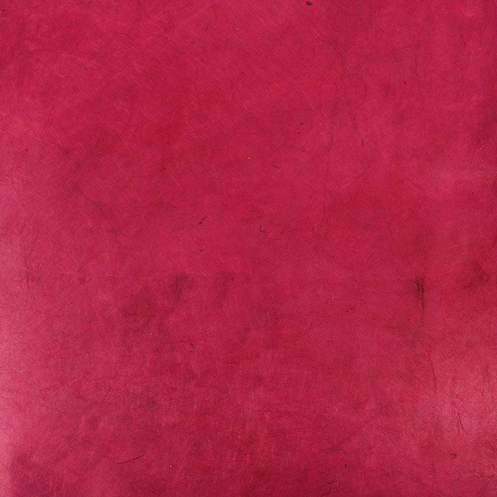 Leuchtend strukturierte rote Oberfläche mit feinen Kratzern und Schattierungen, perfekt für Geschenkverpackungen oder Buchbinden mit ☆ hochwertigem Nepalpapier.