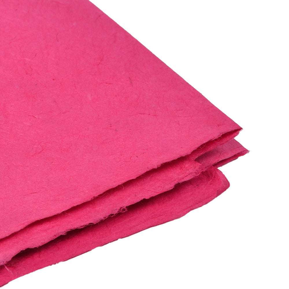 Drei Bögen leuchtend pinkes Nepalpapier der Marke ☆, handgefertigt und auf weißem Hintergrund gestapelt - ideal zum stilvollen Verpacken von Geschenken.