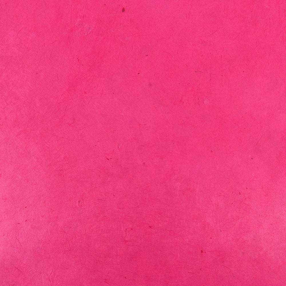 Leuchtend rosafarbener, strukturierter Hintergrund mit subtilen Farbverschiebungen und schwachen Markierungen, der an handgefertigtes Nepalpapier aus ☆-ideal für Buchbinden oder Geschenke Verpacken erinnert.