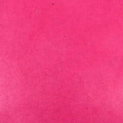 Leuchtend rosafarbener, strukturierter Hintergrund mit subtilen Farbverschiebungen und schwachen Markierungen, der an handgefertigtes Nepalpapier aus ☆-ideal für Buchbinden oder Geschenke Verpacken erinnert.