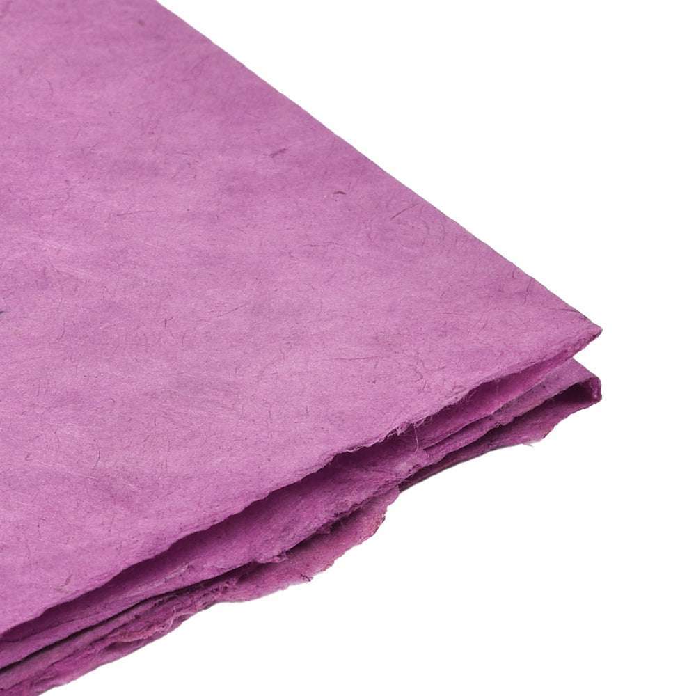 Ein Stapel lilafarbener, strukturierter Nepalpapierbögen der Marke ☆ zum Buchbinden oder Verpacken von Geschenken, abgebildet auf weißem Hintergrund.