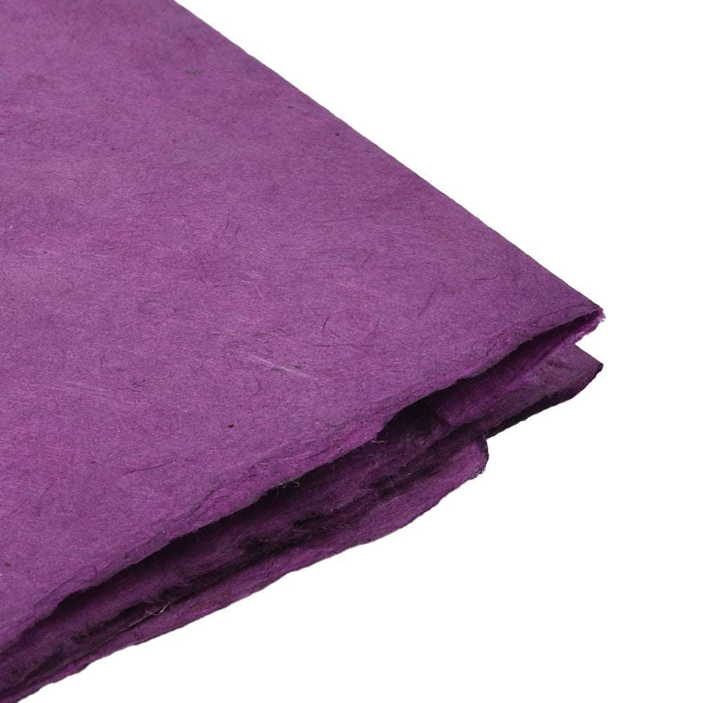 Drei sich überlappende Bögen strukturiertes lila Nepalpapier von ☆ ruhen auf einem weißen Hintergrund, perfekt für Buchbinden oder Geschenkverpackungen.