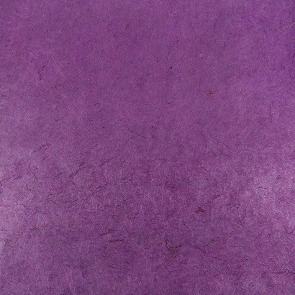 Lila strukturiertes Nepalpapier von ☆ mit subtilen, ungleichmäßigen Mustern und schwachen Linien - ideal für Geschenkverpackungen oder Bucheinbände.