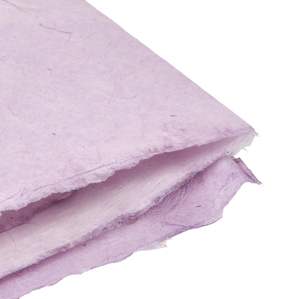 Eine Nahaufnahme von strukturiertem, hellviolettem Nepalpapier von ☆ mit rauen, ungleichmäßigen Kanten - ideal für Buchbinden oder Geschenke Verpacken.