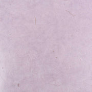 Hellviolett strukturiertes Nepalpapier von ☆ mit sichtbaren Fasern und leichten Oberflächenkratzern, perfekt zum Buchbinden oder Verpacken von Geschenken.