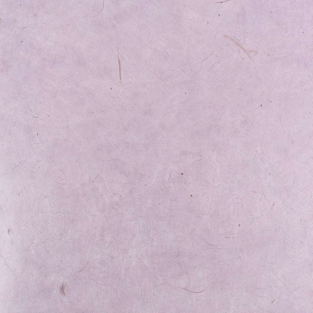 Hellviolett strukturiertes Nepalpapier von ☆ mit sichtbaren Fasern und leichten Oberflächenkratzern, perfekt zum Buchbinden oder Verpacken von Geschenken.