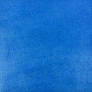 Ein strukturierter blauer Hintergrund mit subtilen Schattierungen und schwachen, faserigen Mustern, die an Nepalpapier von ☆ erinnern - perfekt zum Buchbinden oder Verpacken von Geschenken.