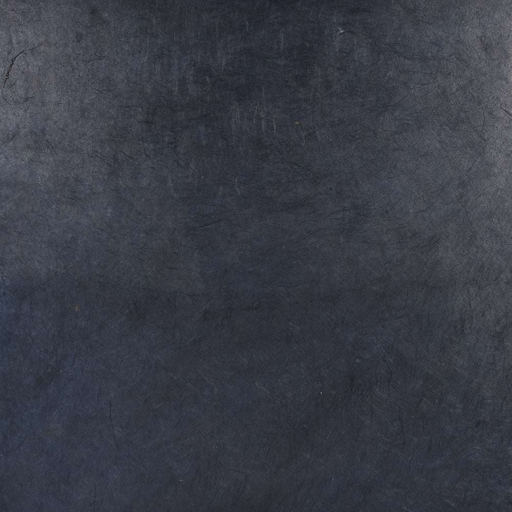 Dunkel strukturierter Hintergrund mit feinen Kratzern und einem ungleichmäßigen, verwitterten Aussehen, das an handgefertigtes Nepalpapier zum Buchbinden oder Verpacken von Geschenken erinnert. Marke: ☆.