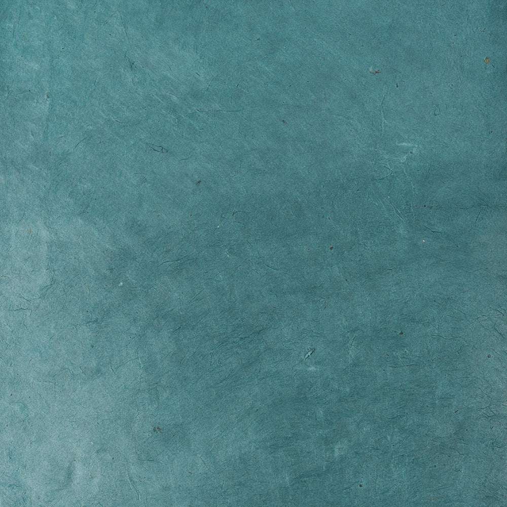 Blaue, strukturierte Oberfläche mit subtilen Linien und Tonvariationen, die an bemaltes oder gefärbtes Nepalpapier erinnert - ideal für Geschenkverpackungen oder Bucheinbände. Marke: ☆.