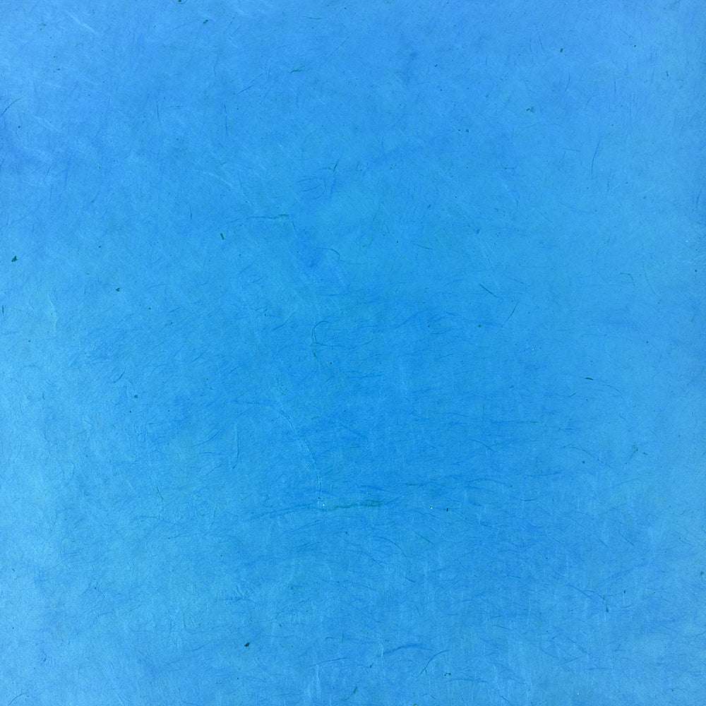 Die strukturierte, blau bemalte Oberfläche mit subtilen Kratzern und Flecken, die an Nepalpapier in Handarbeit erinnert, bildet einen einfachen abstrakten Hintergrund von ☆.