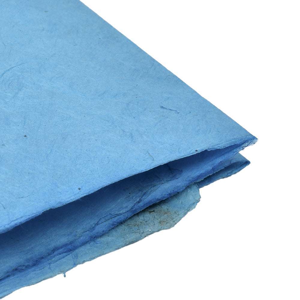 Zwei Bögen ☆ strukturiertes blaues Nepalpapier auf weißem Hintergrund gestapelt - ideal zum Buchbinden oder kunstvoll Geschenke verpacken.