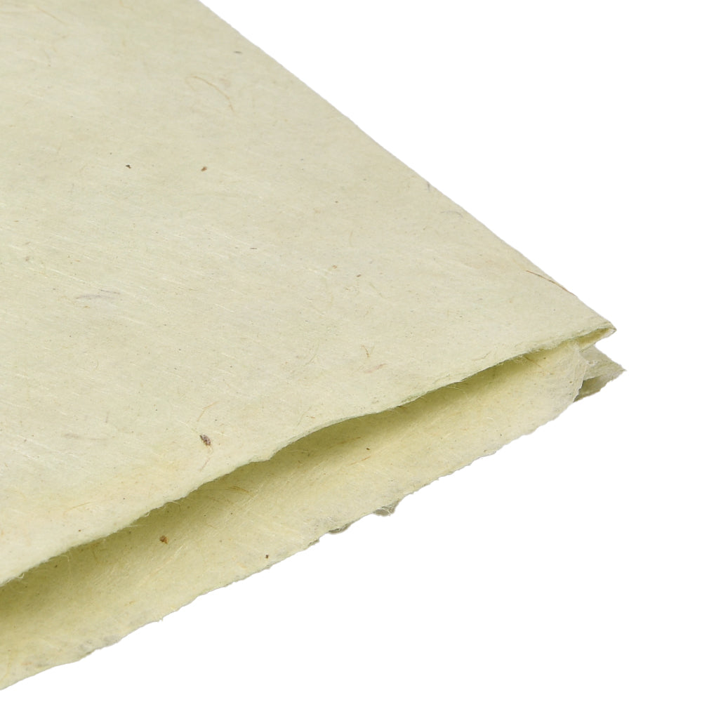 Eine Nahaufnahme von zwei sich überlappenden Blättern ☆ handgemachten Nepalpapiers - rau, cremefarben, ideal für Buchbinden oder kreative Geschenkverpackungen.