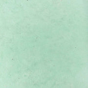 Hellgrünes Nepalpapier mit strukturierter Oberfläche, feinen Kratzern und kleinen dunklen Flecken - perfekt zum Verpacken von Geschenken oder zum Buchbinden.