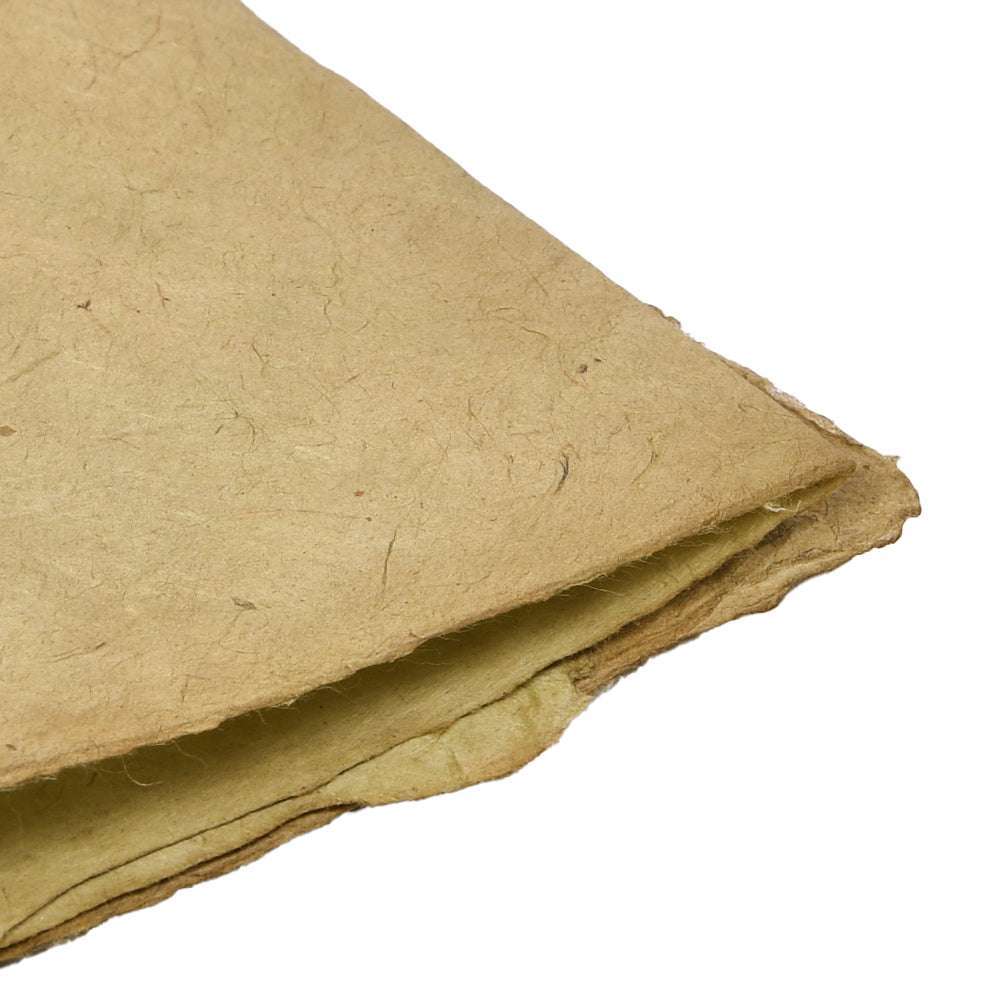 Eine Nahaufnahme von gestapelten Blättern aus rauem, braunem Nepalpapier von ☆, ideal für Buchbinden oder Geschenkverpacken, auf weißem Hintergrund.