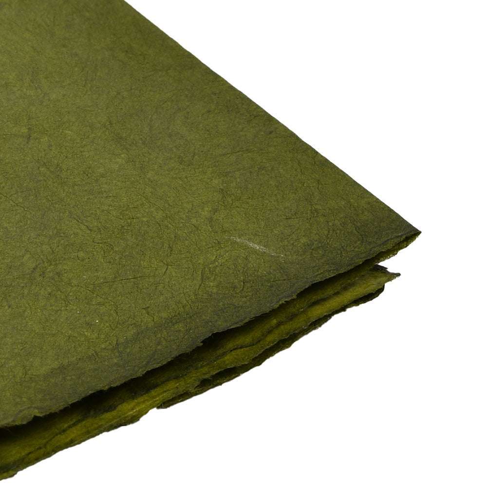 Ein Stapel strukturierter olivgrüner handgefertigter Nepalpapierbögen von ☆, ideal für Buchbinden oder Geschenkverpackungen, abgebildet auf weißem Hintergrund.