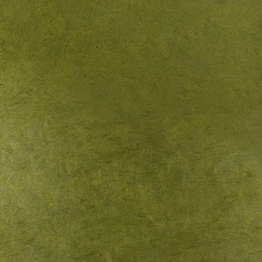 Olivgrüner, strukturierter Hintergrund mit subtilen Pinselstrichen und einem faserigen Look - perfekt für Nepalpapier-Projekte wie Geschenkverpackungen oder Buchbindungen von ☆.