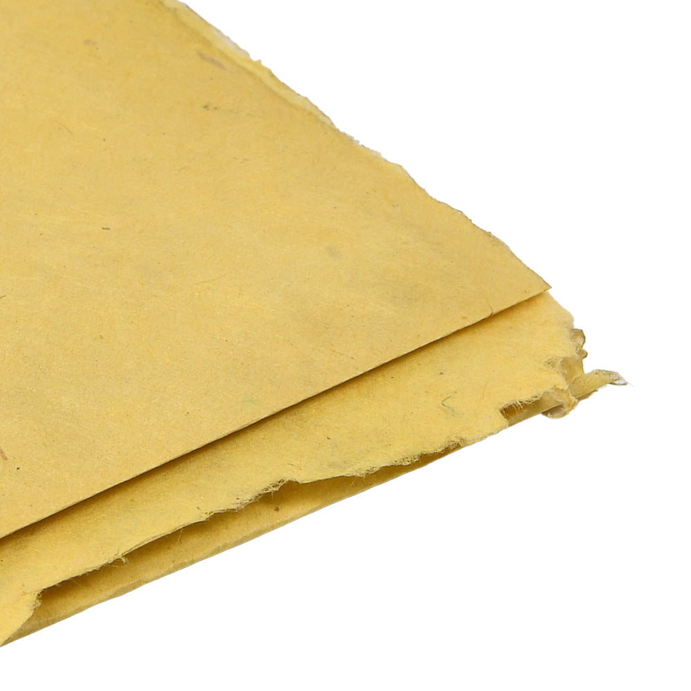 Zerrissene Kanten von zwei sich überlappenden Blättern rauen, gelblichen Nepalpapiers aus ☆ auf weißem Grund - ideal zum Buchbinden oder Verpacken von Geschenken.