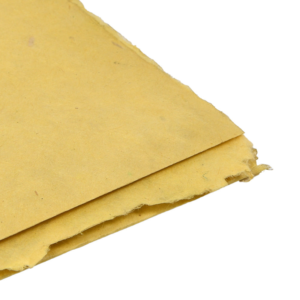 Drei Bögen strukturiertes, grobkantiges gelbes Nepalpapier von ☆ sind auf weißem Hintergrund gestapelt - ideal für Buchbinden oder Geschenke Verpacken.