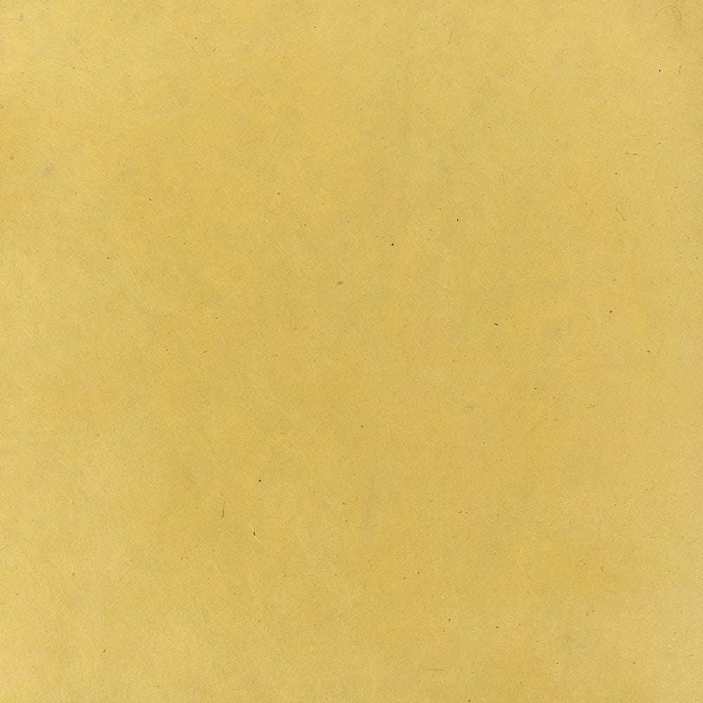 Gelbbraunes Nepalpapier mit feinen Fasern und kleinen Unregelmäßigkeiten, perfekt für Geschenkverpackungen oder kreative Bastelprojekte.