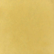 Gelbbraunes Nepalpapier mit feinen Fasern und kleinen Unregelmäßigkeiten, perfekt für Geschenkverpackungen oder kreative Bastelprojekte.