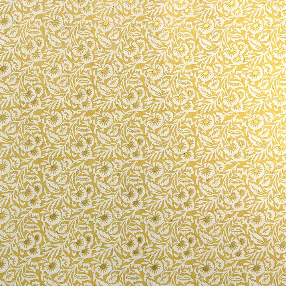 Das Nepalpapier von ☆ zeigt ein gelbes und weißes Blumenmuster mit detaillierten Blättern und Blüten - ideal zum stilvollen Verpacken von Geschenken.