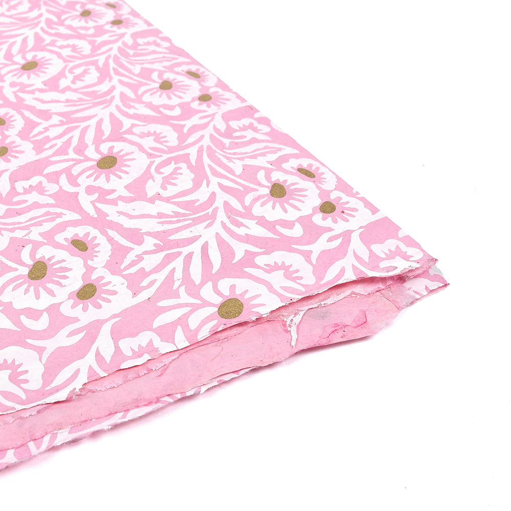 Rosa Blumengeschenkpapier von ☆, mit weißen Blättern und braunen Blumen auf handgefertigtem Nepalpapier, gestapelt auf weißem Hintergrund.