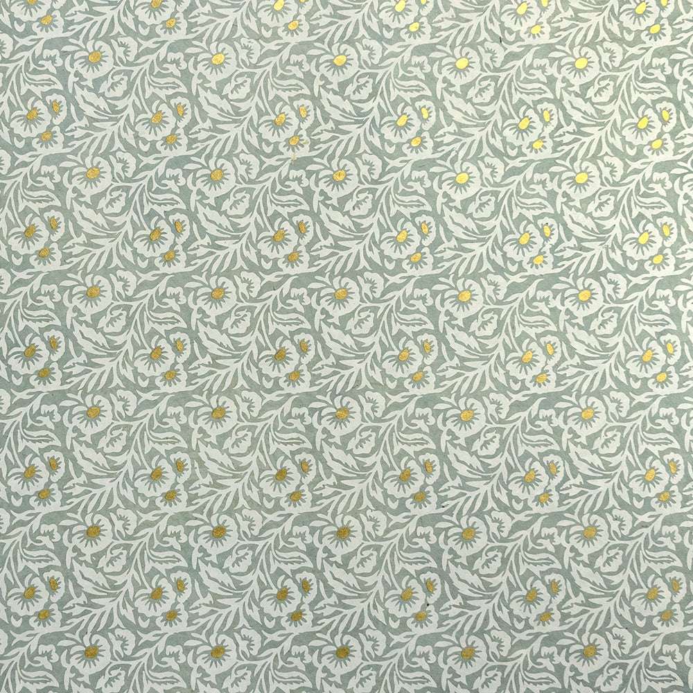 Ein sich wiederholendes Blumenmuster aus weißen Blättern und kleinen gelben Blüten auf gedecktem tealfarbenem Nepalpapier von ☆-ideal für Geschenkverpacken.